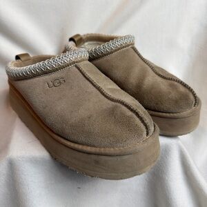 UGG Platform Slippers Size 10 Tan Suede Shearling Lined Mules Shoes Tazz II